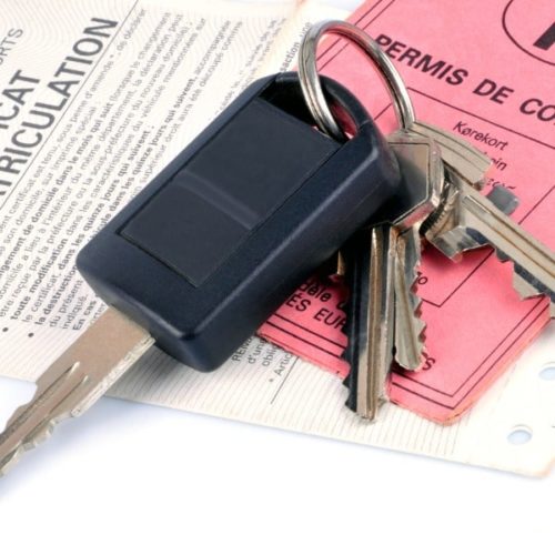 Obtenir le code couleur d’une voiture à l’aide de la carte grise, dont la demande s’effectue en ligne, est la plupart du temps nécessaire lorsque l’on souhaite repeindre le véhicule. Cette précaution évitera à l’automobiliste une mauvaise surprise à la sortie du garage. Toujours est-il que de nombreuses personnes ignorent encore les étapes à suivre. Il convient alors de bien se renseigner à ce sujet avant de réparer les petites éraflures. Qu’est-ce que le code couleur ? Le Code couleur correspond à la référence de la peinture d’origine du véhicule. Il peut prendre deux formes différentes. Le format hexadécimal prévoit un code du type « # XXXXXX » alors que le format RVB se présente sous la forme d’une succession de 3 nombres. Dans tous les cas, ces codes sont établis sur la base d’un référentiel normalisé. Dans le milieu de l’automobile, ils remplacent les nuanciers RAL. À cet effet, les constructeurs ainsi que les professionnels s’y réfèrent pour désigner une couleur. Quelle différence entre nom de couleur et code couleur ? Il convient de savoir faire la distinction entre le nom d’une couleur et sa référence. Une couleur peut effectivement avoir plusieurs nuances et un simple nom ne permet pas de connaître la teinte exacte. À titre d’exemple, la couleur « gris sidéral » sera plus foncée ou au contraire plus claire d’un constructeur à l’autre. En somme, un nom de couleur peut compter plusieurs teintes différentes. Les professionnels seront en mesure de les identifier à l’aide de la référence. Pour rappel, chaque code désigne un unique coloris et son utilisation évite donc tout malentendu. À quoi sert le code couleur d’une voiture ? Obtenir le code couleur à l’aide de la carte grise ou par d’autres moyens est une étape essentielle avant de la repeindre. La référence permet d’identifier la peinture d’origine et donc de choisir la teinture adaptée à son automobile. Un mauvais choix de peinture nuira forcément à l’esthétique de l’automobile. Dans le cadre de la réparation de petites éraflures, certaines zones se démarqueront du reste de la carrosserie. Pour y remédier, il faudra de nouveau décaper la surface concernée pour ensuite repeindre. En plus d’être chronophage, l’opération sera plus ou moins coûteuse en fonction de l’étendue de la zone touchée. Paradoxalement, chercher cette référence est relativement simple. Comment trouver la référence de la peinture ? Les automobilistes peuvent se référer : ● Au certificat d’immatriculation du véhicule ; ● À l’autocollant d’informations collé par le constructeur. Toujours est-il que différents services en ligne se sont développés afin d’aider les particuliers dans cette tâche. Ceux qui éprouvent une quelconque difficulté peuvent ainsi se tourner vers ces plateformes pour recevoir de l’aide. Des conseillers leur indiqueront les étapes à suivre pour connaître la référence d’une peinture. Numéro d’identification du véhicule (VIN) Le Système d’immatriculation du véhicule (SIV) conserve de nombreuses informations sur chaque véhicule immatriculé. Les automobilistes ont donc la possibilité d’obtenir le code couleur de leur voiture grâce à leur carte grise. Pour cela, il suffit de récupérer le numéro d’identification du véhicule (VIN) inscrit sur le certificat d’immatriculation. Il faudra ensuite transmettre cet identifiant à une plateforme spécialisée pour recevoir la référence. Plaque d’immatriculation Les mêmes plateformes citées précédemment donnent aussi la possibilité de lancer une recherche à l’aide du numéro de plaque d’immatriculation. Après avoir atterri sur la page dédiée, l’internaute doit saisir son numéro de plaque et fournir une adresse e-mail valide pour obtenir le code couleur dans les plus brefs délais. Autocollant d’informations sur la voiture Quelques éléments de la fiche technique du véhicule apparaîtront également sur l’autocollant d’informations du constructeur. Ce dernier livre non seulement le code couleur, mais également la marque et le numéro de série de l’automobile. Cette étiquette informe même sur le PTAC (Poids total autorisé en Charge). Elle est aussi connue sous les acronymes CIS, SPID ou VCL est habituellement collé à l’habitacle, au niveau du montant de la porte du conducteur. En cas contraire, elle se situera sur le coffre. Cette recherche sera plus ou moins fastidieuse selon le modèle de voiture. Bien entendu, les intéressés pourront toujours compter sur la diligence d’un garagiste consciencieux. Celui-ci saura exactement où se trouve cet autocollant.